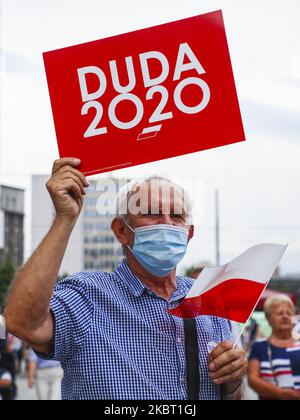 I sostenitori di Andrzej Duda partecipano ad un raduno politico dopo il primo turno delle elezioni presidenziali. Katowice, Polonia il 2 giugno 2020. Il secondo turno delle elezioni presidenziali in Polonia, in cui Duda affronterà Rafal Trzaskowski, è previsto per il luglio 12. (Foto di Beata Zawrzel/NurPhoto) Foto Stock