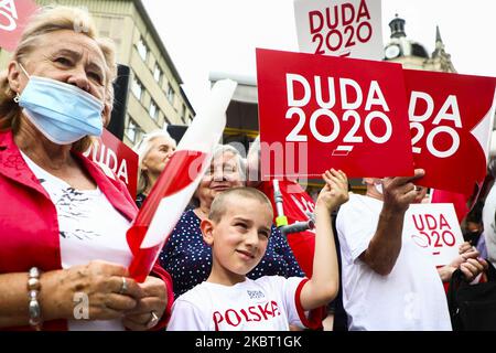 I sostenitori di Andrzej Duda partecipano ad un raduno politico dopo il primo turno delle elezioni presidenziali. Katowice, Polonia il 2 giugno 2020. Il secondo turno delle elezioni presidenziali in Polonia, in cui Duda affronterà Rafal Trzaskowski, è previsto per il luglio 12. (Foto di Beata Zawrzel/NurPhoto) Foto Stock