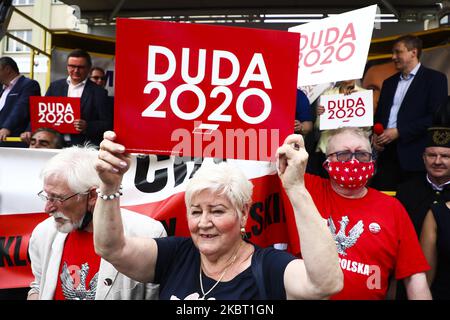 I sostenitori di Andrzej Duda partecipano ad un raduno politico dopo il primo turno delle elezioni presidenziali. Katowice, Polonia il 2 giugno 2020. Il secondo turno delle elezioni presidenziali in Polonia, in cui Duda affronterà Rafal Trzaskowski, è previsto per il luglio 12. (Foto di Beata Zawrzel/NurPhoto) Foto Stock