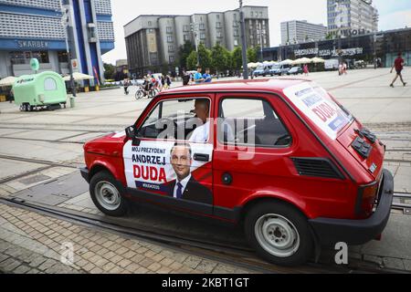 I sostenitori di Andrzej Duda partecipano ad un raduno politico dopo il primo turno delle elezioni presidenziali. Katowice, Polonia il 2 giugno 2020. Il secondo turno delle elezioni presidenziali in Polonia, in cui Duda affronterà Rafal Trzaskowski, è previsto per il luglio 12. (Foto di Beata Zawrzel/NurPhoto) Foto Stock