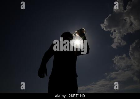 Un uomo beve acqua in una calda giornata di sole a Srinagar, Jammu e Kashmir, India il 02 luglio 2020 (Foto di Nasir Kachroo/NurPhoto) Foto Stock