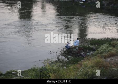 Uomini Kashmiri visto pesca nel fiume Jehlum a Sopore giù del distretto Baramulla Jammu e Kashmir, India il 02 luglio 2020 (Foto di Nasir Kachroo/NurPhoto) Foto Stock