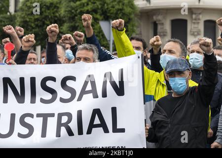 Dipendenti della fabbrica Nissan a Barcellona alla manifestazione di protesta che ha attraversato il centro di Santander, Spagna, il 2 luglio 2020. I lavoratori di Nissan Barcellona (azienda dedicata alla produzione di automobili) hanno trasferito la loro protesta questo giovedì a Santander, una città che si trova a 800 chilometri di distanza, dove hanno dimostrato e hanno chiesto il sostegno delle istituzioni per difendere i loro posti di lavoro. (Foto di Joaquin Gomez Sastre/NurPhoto) Foto Stock