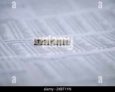 Quotidiano con lettere ' verità ' posto Foto Stock