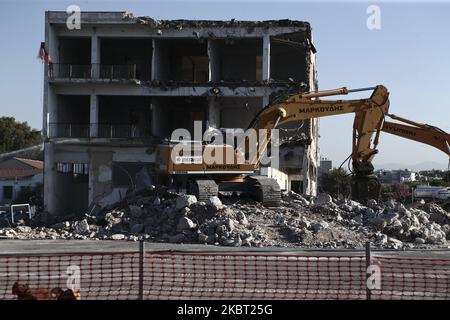 I bulldozer demoliscono un edificio nel vecchio aeroporto di Atene, nel sobborgo di Hellinikon , a sud di Atene, il 3 luglio 2020 (Foto di Panayotis Tzamaros/NurPhoto) Foto Stock