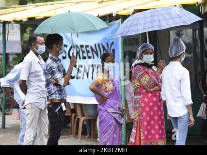 Persone in coda presso un centro di raccolta di tamponi, durante il blocco totale imposto dal governo di Assam per frenare la diffusione del romanzo coronavirus, a Guwahati, Assam, India Venerdì, 03 luglio 2020. (Foto di David Talukdar/NurPhoto) Foto Stock