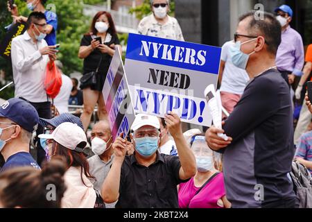 Protesta del movimento Pro-NYPD e Black Lives Matter di fronte alla Biblioteca pubblica delle Regine a Flushing, Borough of Queens a New York City, USA, il 3 luglio 2020. La protesta fa parte del movimento contro il razzismo sistemico contro la comunità afro-americana e la brutalità della polizia, per protestare contro l'uccisione di George Floyd da parte della polizia di Minneapolis il 25 maggio. (Foto di John Nacion/NurPhoto) Foto Stock