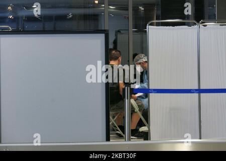 I passeggeri arrivati da Vienna, Austria che indossano maschere facciali, vengono controllati per il modulo di ingresso della contea e testati per Coronavirus all'aeroporto internazionale Makedonia SKG LGTS di Salonicco. La Grecia sta controllando il modulo obbligatorio per la localizzazione dei passeggeri e sta testando i passeggeri in arrivo negli aeroporti di tutto il paese mentre i visitatori internazionali vengono per vacanze o affari dall'Europa e da tutto il mondo. Gli aeroporti della Grecia sono pronti a ricevere i visitatori internazionali a partire dal 1 luglio con test coronavirus COVID-19 all’arrivo, mentre il paese cerca di rilanciare l’industria del turismo. Sulla base dei nuovi protocolli Th Foto Stock