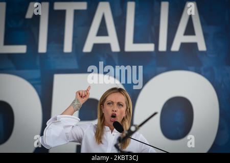 Il leader del partito populista di destra Fratelli d'Italia, Giorgia Meloni, interviene in un raduno organizzato congiuntamente dai tre principali partiti di destra italiani (Liga, Fratelli d'Italia e forza Italia) in Piazza del Popolo nel centro di Roma, il 04 luglio 2020 a Roma. (Foto di Andrea Ronchini/NurPhoto) Foto Stock
