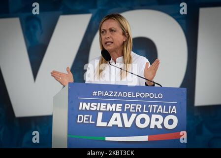 Il leader del partito populista di destra Fratelli d'Italia, Giorgia Meloni, interviene in un raduno organizzato congiuntamente dai tre principali partiti di destra italiani (Liga, Fratelli d'Italia e forza Italia) in Piazza del Popolo nel centro di Roma, il 04 luglio 2020 a Roma. (Foto di Andrea Ronchini/NurPhoto) Foto Stock