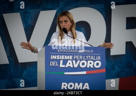 Il leader del partito populista di destra Fratelli d'Italia, Giorgia Meloni, interviene in un raduno organizzato congiuntamente dai tre principali partiti di destra italiani (Liga, Fratelli d'Italia e forza Italia) in Piazza del Popolo nel centro di Roma, il 04 luglio 2020 a Roma. (Foto di Andrea Ronchini/NurPhoto) Foto Stock
