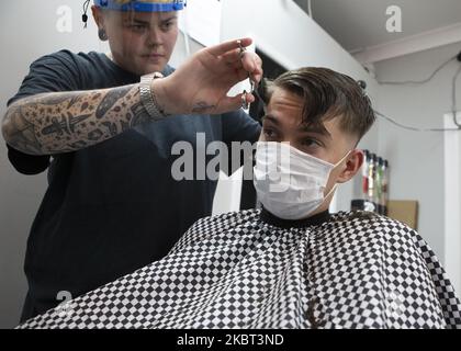 Un uomo che ottiene i suoi capelli tagliati ai barberi di Jay. Barbers' Shops e parrucchieri riaprono in tutta l'Inghilterra dopo essere stati chiusi da marzo a causa del blocco imposto dal governo britannico per contribuire a frenare la diffusione della pandemia COVID-19 a Stanford le Hope, Inghilterra il 4 luglio 2020. (Foto di Jacques Feeney/MI News/NurPhoto) Foto Stock