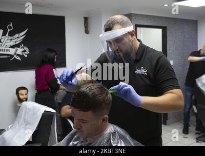 Un uomo che si taglia i capelli al MR Snips Barber Shop. Barbers' Shops e parrucchieri riaprono in tutta l'Inghilterra dopo essere stati chiusi da marzo a causa del blocco imposto dal governo britannico per contribuire a frenare la diffusione della pandemia COVID-19 a Stanford le Hope, Inghilterra il 4 luglio 2020. (Foto di Jacques Feeney/MI News/NurPhoto) Foto Stock