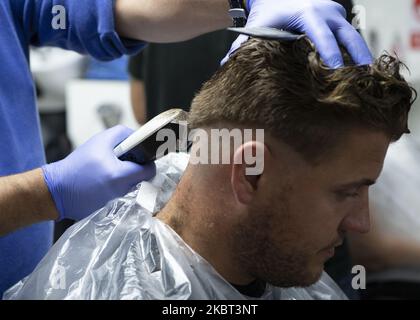 Un uomo che si taglia i capelli al MR Snips Barber Shop. Barbers' Shops e parrucchieri riaprono in tutta l'Inghilterra dopo essere stati chiusi da marzo a causa del blocco imposto dal governo britannico per contribuire a frenare la diffusione della pandemia COVID-19 a Stanford le Hope, Inghilterra il 4 luglio 2020. (Foto di Jacques Feeney/MI News/NurPhoto) Foto Stock