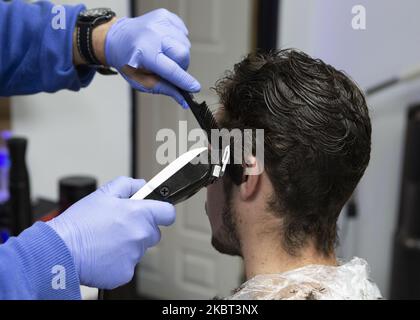 Un uomo che si taglia i capelli al MR Snips Barber Shop. Barbers' Shops e parrucchieri riaprono in tutta l'Inghilterra dopo essere stati chiusi da marzo a causa del blocco imposto dal governo britannico per contribuire a frenare la diffusione della pandemia COVID-19 a Stanford le Hope, Inghilterra il 4 luglio 2020. (Foto di Jacques Feeney/MI News/NurPhoto) Foto Stock