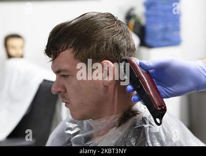 Un uomo che si taglia i capelli al MR Snips Barber Shop. Barbers' Shops e parrucchieri riaprono in tutta l'Inghilterra dopo essere stati chiusi da marzo a causa del blocco imposto dal governo britannico per contribuire a frenare la diffusione della pandemia COVID-19 a Stanford le Hope, Inghilterra il 4 luglio 2020. (Foto di Jacques Feeney/MI News/NurPhoto) Foto Stock