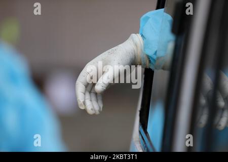 Un operatore sanitario in kit PPE attende il kit di prova durante il test COVID-19 (coronavirus) nel distretto di Baramulla, Jammu e Kashmir, India, il 04 luglio 2020. Un team di esperti guidati dal medico di blocco Boniyar Dr. Pervaiz Masoodi, ha condotto test casuali nella zona sui gradini di accesso della gente. Le persone sono state informate in anticipo dal reparto di collaborare con il team medico e venire avanti per i test per la loro sicurezza. I lavoratori di Asha e altri medici di Boniyar Block hanno lavorato sodo per convincere le persone a un campionamento casuale. In occasione BMO Boniyar ha detto di avere un obiettivo di 2 Foto Stock