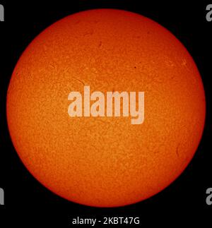 Disco pieno della superficie attiva del Sole il 4 novembre 2022, fotografato con filtro solare alfa idrogeno e telescopio, Londra, Regno Unito Foto Stock