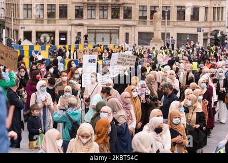 Protesta da studenti musulmani chiamati HijabisFightBack a Bruxelles, Belgio, il 05 giugno 2020. Manifestazione di studenti musulmani e simpatizzanti contro il divieto della sentenza della Corte costituzionale contro il divieto del velo al college universitario di Bruxelles. (Foto di Jonathan Raa/NurPhoto) Foto Stock