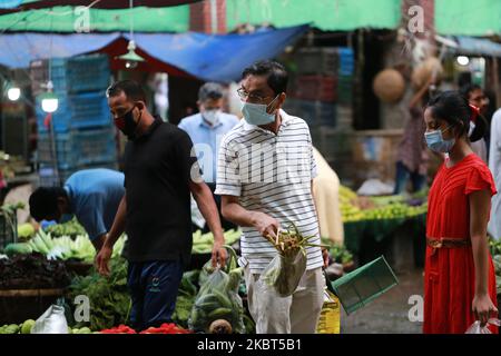 I residenti acquistano ortaggi in un mercato di cucina in mezzo al COVID-19 coronavirus focolaio a Dhaka, Bangladesh il 5 luglio 2020. (Foto di Rehman Asad/NurPhoto) Foto Stock