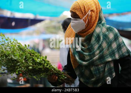 I residenti acquistano ortaggi in un mercato di cucina in mezzo al COVID-19 coronavirus focolaio a Dhaka, Bangladesh il 5 luglio 2020. (Foto di Rehman Asad/NurPhoto) Foto Stock