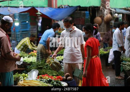 I residenti acquistano ortaggi in un mercato di cucina in mezzo al COVID-19 coronavirus focolaio a Dhaka, Bangladesh il 5 luglio 2020. (Foto di Rehman Asad/NurPhoto) Foto Stock