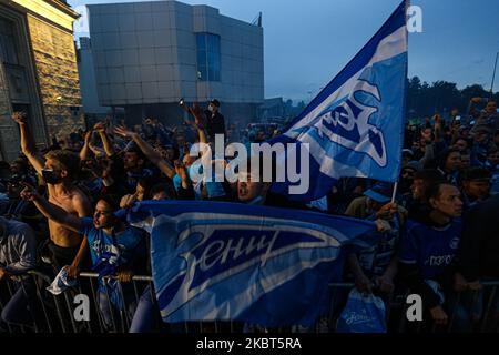 I fan del team Zenit all'aeroporto Pulkovo incontrano il team dopo essere arrivati dalla città di Krasnodar, il 6 luglio 2020 a San Pietroburgo, Russia. La squadra Zenit vinse contro la squadra Krasnodar e divenne il campione di calcio russo in anticipo. (Foto di Valya Egorshin/NurPhoto) Foto Stock