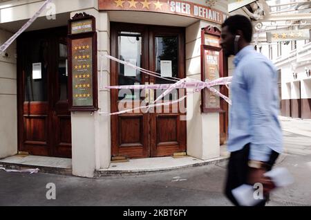 Un uomo passa accanto al nastro recando il messaggio "Live Theatre Missing" (Teatro dal vivo mancante) che si estende attraverso l'ingresso del chiuso Ambassadors Theatre, in precedenza mostrando il gioco "Kunene and the King", su West Street vicino a Cambridge Circus a Londra, Inghilterra, il 6 luglio 2020. Il governo britannico ieri sera ha presentato un 'pacchetto scue' da 1,57 miliardi di sterline per il settore artistico, progettato per aiutare musei, gallerie, teatri, cinema indipendenti, siti storici e locali musicali attraverso la pandemia del coronavirus. Segue settimane di lobbying da parte dei leader del settore, che hanno avvertito che molte sedi erano sull'orlo del col Foto Stock