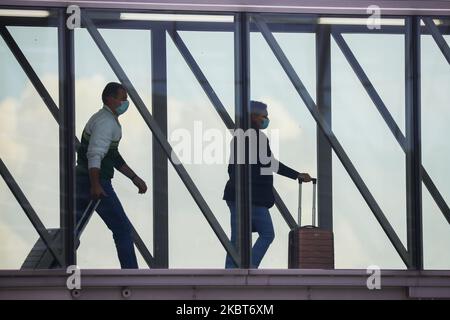 I passeggeri sono visti camminare all'interno di un ponte di imbarco all'aeroporto internazionale di Cracovia Giovanni Paolo II a Balice, Polonia, il 3 luglio 2020. L'aeroporto di Kraków è il secondo terminal aereo più grande della Polonia, lo scorso anno ha servito oltre 8,4 milioni di passeggeri. A causa della pandemia di coronavirus, il terminal è stato chiuso da metà marzo e riaperto il 17 giugno per i voli internazionali in tutta l'UE. (Foto di Beata Zawrzel/NurPhoto) Foto Stock