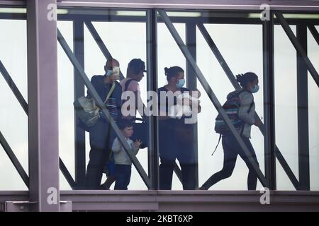 I passeggeri sono visti camminare all'interno di un ponte di imbarco all'aeroporto internazionale di Cracovia Giovanni Paolo II a Balice, Polonia, il 3 luglio 2020. L'aeroporto di Kraków è il secondo terminal aereo più grande della Polonia, lo scorso anno ha servito oltre 8,4 milioni di passeggeri. A causa della pandemia di coronavirus, il terminal è stato chiuso da metà marzo e riaperto il 17 giugno per i voli internazionali in tutta l'UE. (Foto di Beata Zawrzel/NurPhoto) Foto Stock