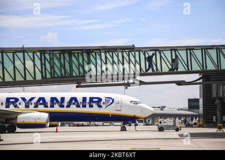 I passeggeri sono visti camminare all'interno di un ponte di imbarco all'aeroporto internazionale di Cracovia Giovanni Paolo II a Balice, Polonia, il 3 luglio 2020. L'aeroporto di Kraków è il secondo terminal aereo più grande della Polonia, lo scorso anno ha servito oltre 8,4 milioni di passeggeri. A causa della pandemia di coronavirus, il terminal è stato chiuso da metà marzo e riaperto il 17 giugno per i voli internazionali in tutta l'UE. (Foto di Beata Zawrzel/NurPhoto) Foto Stock