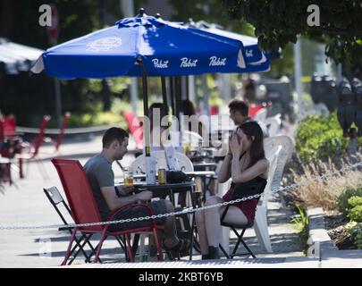 Ristoranti, bar e altri ristoranti e bevande sono aperti per pranzare in aree all'aperto, come patii, marciapiede, parcheggi e proprietà adiacenti nei luoghi dell'Ontario autorizzati ad entrare nella fase 2 della riapertura in mezzo alla pandemia COVID-19 di Hamilton, Ontario, Canada nel 7 luglio 2020. (Foto di Sayed Najafizada/NurPhoto) Foto Stock