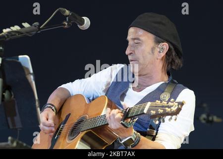 Il cantante e leader di Los Secretos, Enrique Urquijo, durante un concerto della band a Madrid, Spagna, il 7 luglio 2020. Los Secretos apre il ciclo dei concerti ''Abre Madrid'', in omaggio al personale sanitario per il lavoro svolto negli ultimi mesi durante il Covid -19 (Foto di Oscar Gonzalez/NurPhoto) Foto Stock