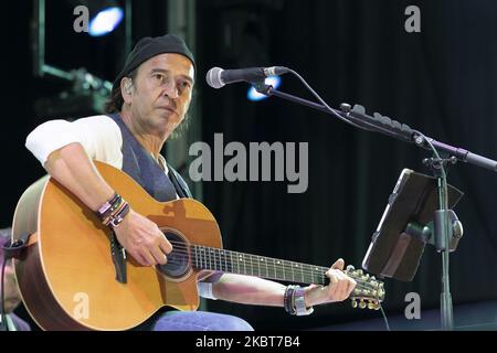 Il cantante e leader di Los Secretos, Enrique Urquijo, durante un concerto della band a Madrid, Spagna, il 7 luglio 2020. Los Secretos apre il ciclo dei concerti ''Abre Madrid'', in omaggio al personale sanitario per il lavoro svolto negli ultimi mesi durante il Covid -19 (Foto di Oscar Gonzalez/NurPhoto) Foto Stock