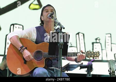 Il cantante e leader di Los Secretos, Enrique Urquijo, durante un concerto della band a Madrid, Spagna, il 7 luglio 2020. Los Secretos apre il ciclo dei concerti ''Abre Madrid'', in omaggio al personale sanitario per il lavoro svolto negli ultimi mesi durante il Covid -19 (Foto di Oscar Gonzalez/NurPhoto) Foto Stock