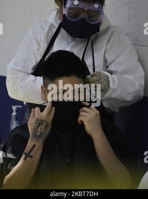 Uno stilista taglia i capelli di un immigrato guatemalteco il 7 luglio al rifugio Ramiro de Leon Carpio. Deportati dagli Stati Uniti da aprile a giugno totale 3.231. (Foto di Deccio Serrano/NurPhoto) Foto Stock
