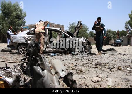 Le forze di sicurezza afghane ispezionano il sito di un attacco di automobile-bomba, che ha colpito un comandante della polizia locale, nel distretto di Khewa, nella provincia orientale di Nangarhar, Afghanistan, il 7 luglio 2020. Mir Zaman, un comandante della polizia locale per il distretto di Kuz Kunar di Nangarhar, è stato ucciso insieme alle sue due guardie del corpo e altri 11 sono stati feriti, ufficiali confermati. (Foto di Wali Sabawoon/NurPhoto) Foto Stock