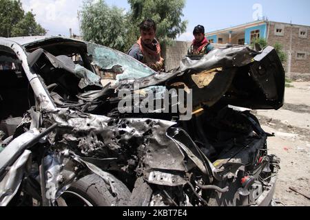 Le forze di sicurezza afghane ispezionano il sito di un attacco di automobile-bomba, che ha colpito un comandante della polizia locale, nel distretto di Khewa, nella provincia orientale di Nangarhar, Afghanistan, il 7 luglio 2020. Mir Zaman, un comandante della polizia locale per il distretto di Kuz Kunar di Nangarhar, è stato ucciso insieme alle sue due guardie del corpo e altri 11 sono stati feriti, ufficiali confermati. (Foto di Wali Sabawoon/NurPhoto) Foto Stock