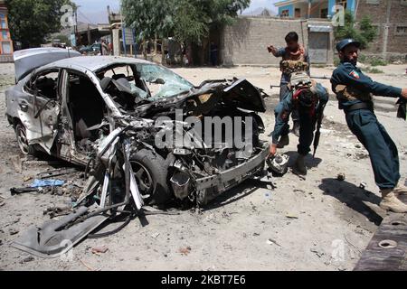 Le forze di sicurezza afghane ispezionano il sito di un attacco di automobile-bomba, che ha colpito un comandante della polizia locale, nel distretto di Khewa, nella provincia orientale di Nangarhar, Afghanistan, il 7 luglio 2020. Mir Zaman, un comandante della polizia locale per il distretto di Kuz Kunar di Nangarhar, è stato ucciso insieme alle sue due guardie del corpo e altri 11 sono stati feriti, ufficiali confermati. (Foto di Wali Sabawoon/NurPhoto) Foto Stock