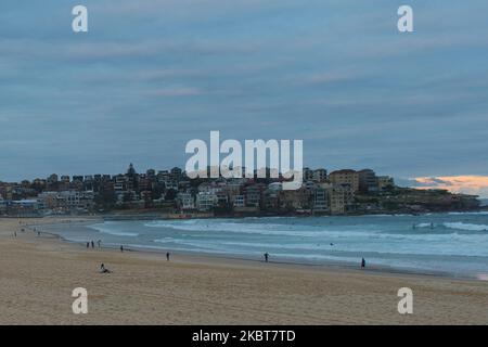 Vista generale dell'iconica spiaggia di Bondi al tramonto a Sydney, Australia, il 08 luglio 2020. (Foto di Izhar Khan/NurPhoto) Foto Stock