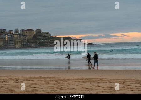 Vista generale dell'iconica spiaggia di Bondi al tramonto a Sydney, Australia, il 08 luglio 2020. (Foto di Izhar Khan/NurPhoto) Foto Stock