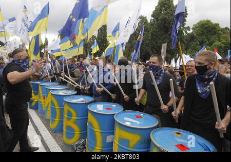 I sostenitori dell'ex presidente ucraino Petro Poroshenko partecipano a una protesta durante un'audizione presso il tribunale del distretto di Pechersky a Kiev, in Ucraina, il 08 luglio 2020. L'ex presidente ucraino e il leader del partito "solidarietà europea" Petro Poroshenko è sospettato di presunti abusi di potere in nomina di un funzionario principale del Servizio di intelligence estera nel 2018, come hanno riferito i media locali. (Foto di Str/NurPhoto) Foto Stock
