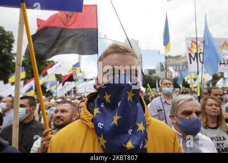 I sostenitori dell'ex presidente ucraino Petro Poroshenko partecipano a una protesta durante un'audizione presso il tribunale del distretto di Pechersky a Kiev, in Ucraina, il 08 luglio 2020. L'ex presidente ucraino e il leader del partito "solidarietà europea" Petro Poroshenko è sospettato di presunti abusi di potere in nomina di un funzionario principale del Servizio di intelligence estera nel 2018, come hanno riferito i media locali. (Foto di Str/NurPhoto) Foto Stock