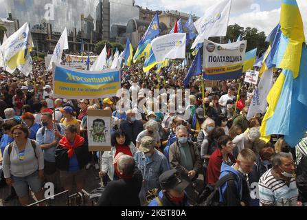 I sostenitori dell'ex presidente ucraino Petro Poroshenko partecipano a una protesta durante un'audizione presso il tribunale del distretto di Pechersky a Kiev, in Ucraina, il 08 luglio 2020. L'ex presidente ucraino e il leader del partito "solidarietà europea" Petro Poroshenko è sospettato di presunti abusi di potere in nomina di un funzionario principale del Servizio di intelligence estera nel 2018, come hanno riferito i media locali. (Foto di Str/NurPhoto) Foto Stock