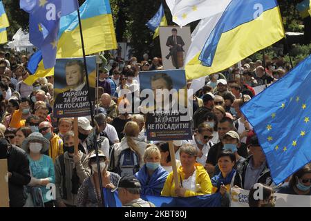 I sostenitori dell'ex presidente ucraino Petro Poroshenko partecipano a una protesta durante un'audizione presso il tribunale del distretto di Pechersky a Kiev, in Ucraina, il 08 luglio 2020. L'ex presidente ucraino e il leader del partito "solidarietà europea" Petro Poroshenko è sospettato di presunti abusi di potere in nomina di un funzionario principale del Servizio di intelligence estera nel 2018, come hanno riferito i media locali. (Foto di Str/NurPhoto) Foto Stock