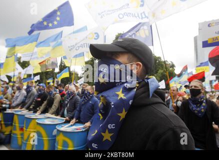 I sostenitori dell'ex presidente ucraino Petro Poroshenko partecipano a una protesta durante un'audizione presso il tribunale del distretto di Pechersky a Kiev, in Ucraina, il 08 luglio 2020. L'ex presidente ucraino e il leader del partito "solidarietà europea" Petro Poroshenko è sospettato di presunti abusi di potere in nomina di un funzionario principale del Servizio di intelligence estera nel 2018, come hanno riferito i media locali. (Foto di Str/NurPhoto) Foto Stock