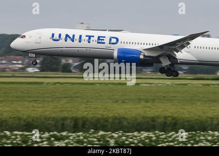 United Airlines Boeing 787-10 Dreamliner come visto all'arrivo finale atterrando all'aeroporto Schiphol AMS EHAM di Amsterdam nei Paesi Bassi, il 2 luglio 2020, arrivando da Newark EWR New York, NY, USA. L'avanzato velivolo con cassone largo, moderno e avanzato è dotato del nuovo schema di verniciatura delle livrea e dei motori a getto N12010 e 2x GE registrati. United UA UAL è la terza compagnia aerea più grande del mondo e membro dell'alleanza di aviazione Star Alliance. United collega gli Stati Uniti con l'Europa e i Paesi Bassi con il volo Cargo e passeggeri durante il periodo pandemico di Coronavirus Covid-19. (Foto di Nicolas Foto Stock