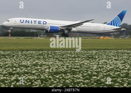 United Airlines Boeing 787-10 Dreamliner come visto all'arrivo finale atterrando all'aeroporto Schiphol AMS EHAM di Amsterdam nei Paesi Bassi, il 2 luglio 2020, arrivando da Newark EWR New York, NY, USA. L'avanzato velivolo con cassone largo, moderno e avanzato è dotato del nuovo schema di verniciatura delle livrea e dei motori a getto N12010 e 2x GE registrati. United UA UAL è la terza compagnia aerea più grande del mondo e membro dell'alleanza di aviazione Star Alliance. United collega gli Stati Uniti con l'Europa e i Paesi Bassi con il volo Cargo e passeggeri durante il periodo pandemico di Coronavirus Covid-19. (Foto di Nicolas Foto Stock