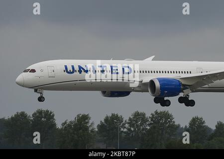 United Airlines Boeing 787-10 Dreamliner come visto all'arrivo finale atterrando all'aeroporto Schiphol AMS EHAM di Amsterdam nei Paesi Bassi, il 2 luglio 2020, arrivando da Newark EWR New York, NY, USA. L'avanzato velivolo con cassone largo, moderno e avanzato è dotato del nuovo schema di verniciatura delle livrea e dei motori a getto N12010 e 2x GE registrati. United UA UAL è la terza compagnia aerea più grande del mondo e membro dell'alleanza di aviazione Star Alliance. United collega gli Stati Uniti con l'Europa e i Paesi Bassi con il volo Cargo e passeggeri durante il periodo pandemico di Coronavirus Covid-19. (Foto di Nicolas Foto Stock