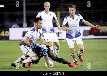 Maya Yoshida di UC Sampdoria compete per la palla con Duvan Zapata di Atalanta BC durante la Serie A match tra Atalanta BC e UC Sampdoria al Gewiss Stadium il 8 luglio 2020 a Bergamo. (Foto di Giuseppe Cottini/NurPhoto) Foto Stock